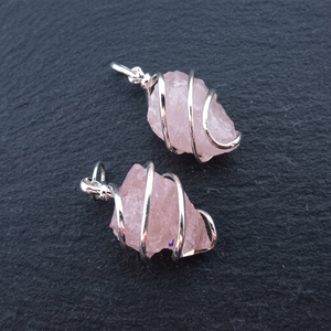 Pendentif en pierre brute de quartz rose naturel, fait main, enroulé de fil d'argent, collier de guérison en cristal - Product Image 1