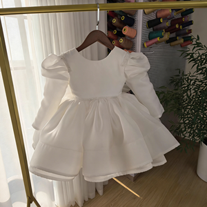 Abito <span class=keywords><strong>da</strong></span> bambina <span class=keywords><strong>bianco</strong></span> con maniche a sbuffo, grande fiocco decorativo, gonna a strati in raso, abito <span class=keywords><strong>da</strong></span> festa, abito <span class=keywords><strong>da</strong></span> <span class=keywords><strong>principessa</strong></span> per eventi formali. - Product Image 6