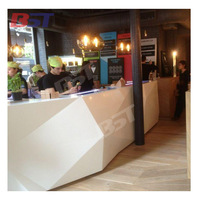 Comptoir de bar à sushi personnalisé en surface solide blanche, forme diamant, design luxueux
