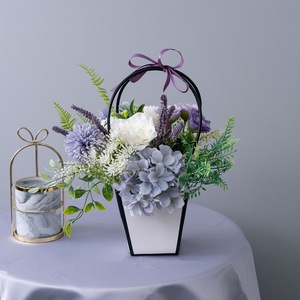 Cesta de flores artificiales CallaFloral con flores moradas y blancas para decoración del hogar y bodas CF01463 - Product Image 1