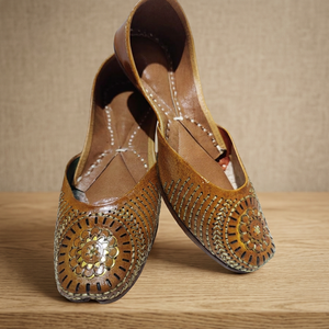 Chaussures en cuir de vache de style traditionnel du Rajasthan pour filles BS INTERNATIONAL, tendance, motif floral, toutes saisons - Product Image 1