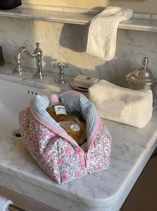 Sac de maquillage matelassé en tissu imprimé doux, motif floral sauge, style Cottage Core, avec fermeture éclair contrastante, pour cosmétiques - Product Image 5