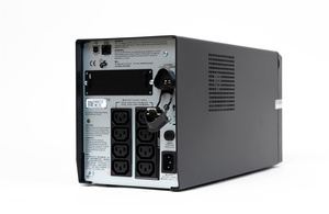 <span class=keywords><strong>APC</strong></span> SMT1500I-CH Onduleur intelligent en ligne/interactif (Smart-UPS) en tour <span class=keywords><strong>1000W</strong></span>/1500VA, entrée 220-240V, protection contre la foudre et les surtensions - Product Image 3