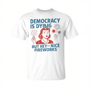 La democracia está muriendo, pero ¡que maravillosos fuegos artificiales! Camiseta del 4 de julio - Product Image 2