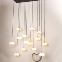 Lustre suspendu minimaliste en cuivre massif et albâtre naturel, abat-jour en cascade, base en laiton brossé, hauteur réglable, villa de luxe