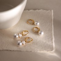 Pendientes Huggie de Perlas y Circonitas, Acero Inoxidable, Chapado en Oro de 18K, Resistentes al Agua, Joyería de Moda para Mujer, Venta al por Mayor