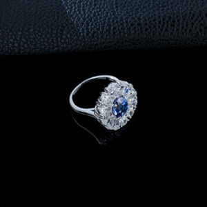 แหวนเงินแท้ 925 ประดับไพลินสังเคราะห์ทรงรี ดีไซน์เดซี่ฮาโล - Product Image 2