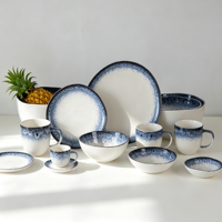 Service de table en céramique artisanale EKA, bleu et blanc moucheté, avec glaçure réactive, assiettes et bols pour la restauration et les mariages