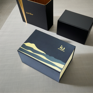 Boîte cadeau en carton noir personnalisée avec poignée de transport, rectangulaire, plate et magnétique, avec logo en relief, emballage de produit - Product Image 1