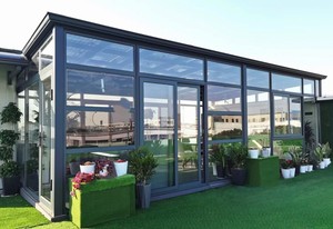 Véranda moderne rétractable en alliage d'aluminium avec toit en verre double trempé Low-E à haute transmission lumineuse pour cour, insonorisée - Product Image 2