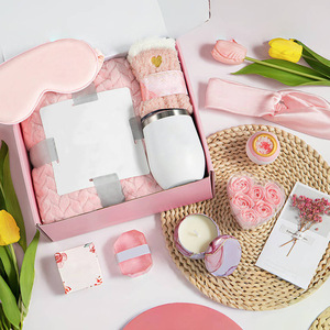 Panier-cadeau spa rose avec gobelet à œufs, brosse de nettoyage, boule de bain à la rose, savon en forme de cœur, bougie parfumée, foulard à franges et accessoires pour femmes - Product Image 1
