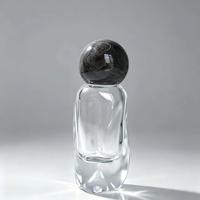 Flacon de parfum en verre irrégulier de luxe haut de gamme, vide et rechargeable, avec couvercle décoratif en sphère de marbre