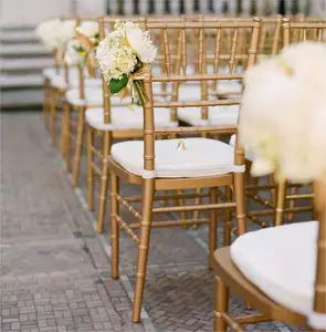 Cadeira chiavari de ouro para banquetes e casamentos em resina com almofadas