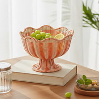 Handgeweven gegolfde PP rotan fruitkom met voet, decoratieve fruitmand voor aanrecht, voor snacks & snoepjes.