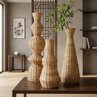 Un grand vase unique en rotin fait main pour la décoration de la maison, idéal pour entrer dans le salon ou pour combler les coins ou les murs vides.