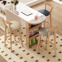 Tabouret de bar à pieds hauts en bois clair avec siège moderne minimaliste rembourré et repose-pieds rond. Baravec une conception arquée de dossier.