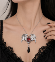Collier Pendentif Gothique Aile de Chauve-Souris avec Pierre Rouge, en Alliage Plaqué Argent Antique et Cristal Noir, Bijou Statement pour Femme, Cadeau