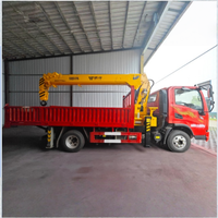 Camion-grue pour l'installation de la conduite de chauffage et l'ingénierie de chauffage urbain