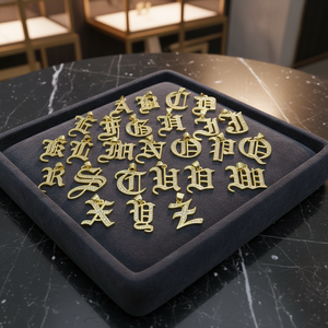 CZ9314 Liontin Medal Persegi Panjang Huruf Abjad Gotik Inggris Kuno Berlapis Emas 18k dengan Batu CZ yang Populer dan Anggun - Product Image 4