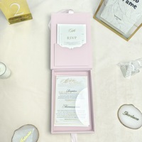 Boîte cadeau de mariage en flanelle rose haut de gamme avec cartes d'invitation personnalisées estampées à chaud et emballage souvenir d'entreprise