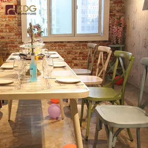 最新的高档家具复古铝顶级餐桌和椅子供餐厅使用