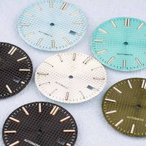 Cadran modifié avec des rayures argentées et un effet lumineux vert, accessoire de montre. Cadran NH35. 31,8 mm de diamètre. Fabriqué en acier inoxydable - Product Image 1