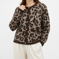 Kardigan Rajut Wanita Wol Murni Motif Leopard Bersertifikasi GOTS Kerah Bulat Kancing Emas Saku Tempel - Laris Terjual