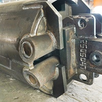 Godet ouvert de 1200 mm pour pelle hydraulique Bauer BG28 Sany SR285 |   Centre de Référence pour l'Élevage de Poulats |   Mur robuste de 40 mm |   Foret à roche à 15 dents