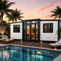 Villa modulaire préfabriquée moderne avec extérieur blanc et grandes portes vitrées pour une vie au bord de la piscine