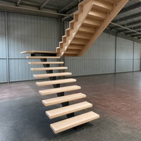 Escalier moderne en acier à poutre unique avec marches en bois, balustrade en verre et acier inoxydable, escalier intérieur sur mesure pour villa