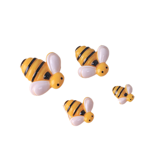 Caoh, la piccola ape attenta, offre accessori in resina fai-da-te, patch per cancelleria, portachiavi e ciondoli. - Product Image 3