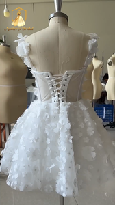 Abito da sposa corto con spalline sottili, corpetto a cuore e decorazioni floreali 3D, ideale per fuga in due, addio al nubilato o matrimonio. - Product Image 2