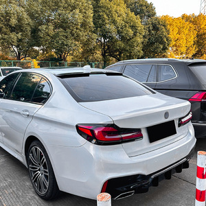 Alerón Trasero para BMW Serie 5 G38 2017-2023, Color Negro Piano, Textura de Fibra de Carbono, Material ABS, Montaje en el Maletero - Product Image 1