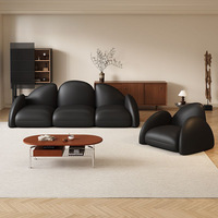 Ensemble de canapé sectionnel en cuir minimaliste italien avec dossier incurvé, 3 places et fauteuil individuel pour un salon moderne dans un appartement ou une villa