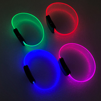 Bracelet magnétique led personnalisé illuminant le bracelet de fête flash avec une lumière colorée
