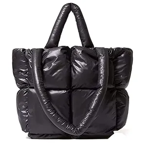 กระเป๋าสะพายไหล่แบบพองทำจากไนลอนบุนวมนุ่มสำหรับผู้หญิงสำหรับฤดูหนาวความจุขนาดใหญ่ออกแบบได้ตามต้องการ