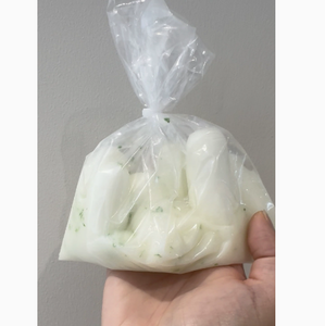 Decoraciones de plástico para huevos de Pascua, artículos desechables para fiestas, blancos y amarillos con lunares verdes - Product Image 2