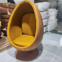 Fauteuil œuf en fibre de verre avec coussin, style contemporain en bois grainé pour salon