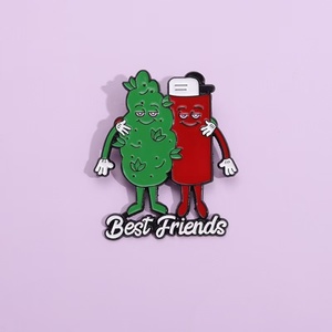 Al por mayor: Pines de metal de dibujos animados, Broche con forma de encendedor 'Mejores Amigos', Pin de metal divertido, Pines decorativos de recuerdo para bolsos - Product Image 2