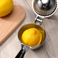 Moderne, milieuvriendelijke, draagbare keukenhulp, groente- en fruitgereedschap, 2-in-1 handmatige citruspers van zinklegering, makkelijk in gebruik.