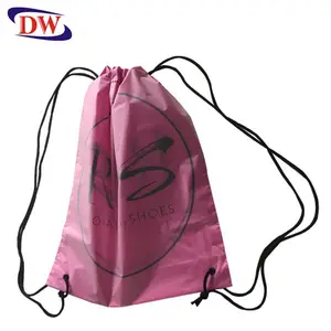 حقيبة ظهر برباط من البلاستيك ملونة وردية اللون pe بشعار مطبوع مخصص مقاومة للماء، حقيبة بولي لحمل الأحذية والتسوق