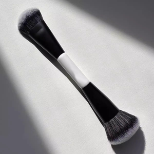 <span class=keywords><strong>Pinceau</strong></span> de <span class=keywords><strong>maquillage</strong></span> fond de teint et poudre double têtes avec cheveux synthétiques de haute qualité - Product Image 1