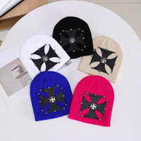 Nouveau bonnet tricoté unisexe extensible et souple avec embellissement à rivets croix de fer, personnalisable, vente en gros, fournisseur OEM ODM, 216 couleurs