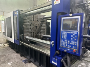 <span class=keywords><strong>Vendita</strong></span> calda 700 tonnellate orizzontale macchina per lo stampaggio ad iniezione usato condizione di plastica sedia Maker Core PLC pompa motore cuscinetto vite - Product Image 2