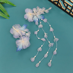 Pinza para el Cabello con Borlas y Flores en Degradado Morado, Diseño Original Hecho a Mano, Primavera 2026, Accesorio para Peinado y Maquillaje - Product Image 2