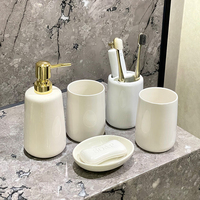 6 pièces ensemble de salle de bain minimaliste en céramique blanche avec plateau lavabo moderne avec distributeur de savon pour Studios Resorts Suites et Lofts