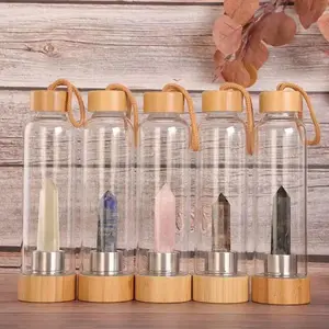 Fond amovible avec logo personnalisé et bouteille d'eau personnalisée en verre transparent avec couvercle en bambou infusé avec cylindre en cristal avec corde