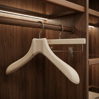 Cintre classique antidérapant en cuir et bois haut de gamme avec crochets en acier inoxydable pour robes de mariée