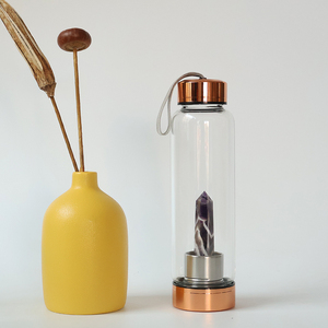 Botol Air Kaca Kuarsa Jernih Amethyst Rose Gold 500ml dengan Cetak Logo Kustom, Infuser Teh, dan Batu Permata Penyembuh - Product Image 4
