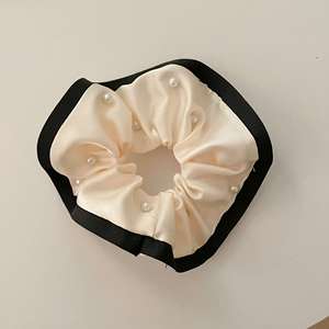 Élastiques à cheveux unisexes élégants avec fleurs blanches et noires, perles et chouchous en soie satinée – Accessoire - Product Image 2